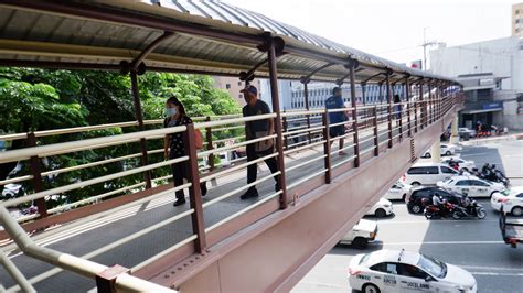 FEU stude tumalon sa footbridge, patay .